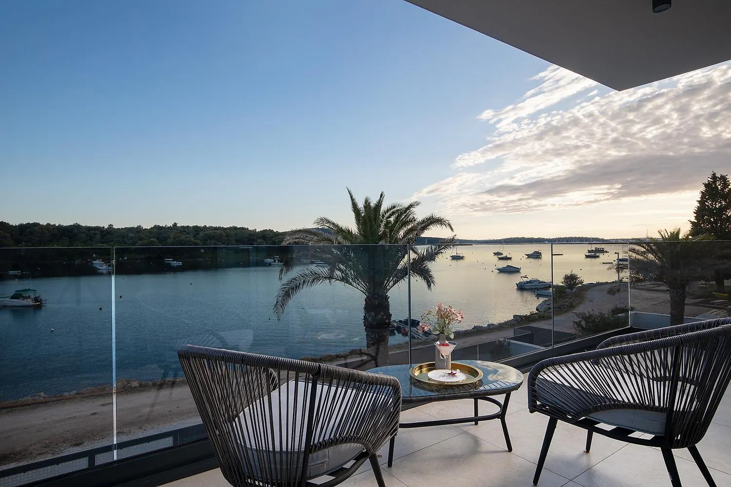 Villa Isla Verde For 10 People With Private Pool & Sauna Only 10 Meters From The Sea Medulin