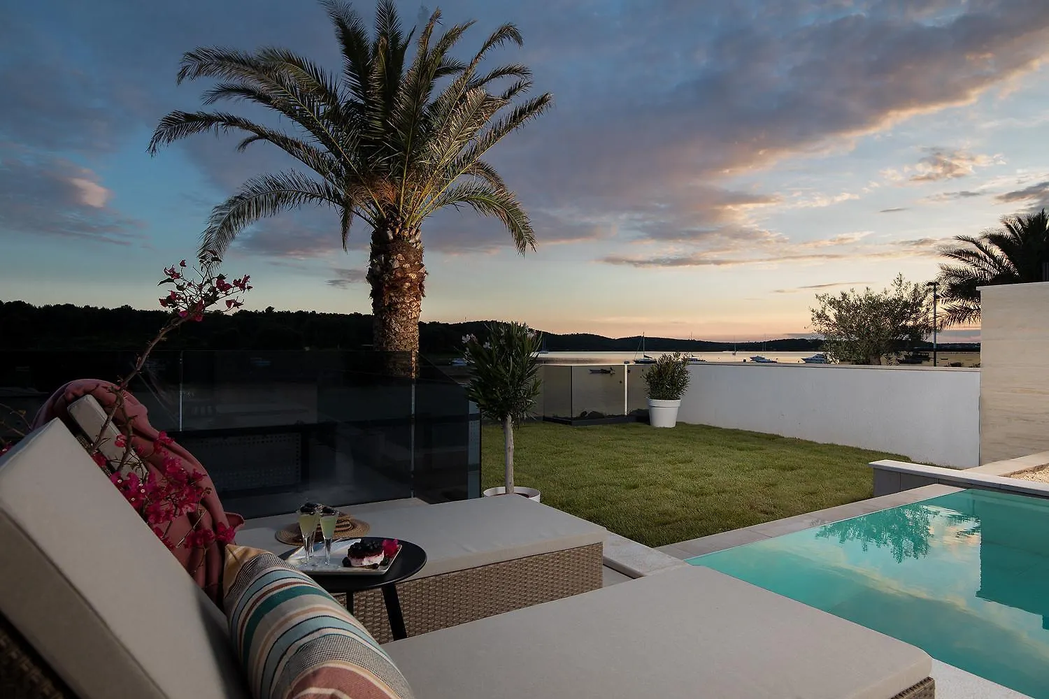 Villa Isla Verde For 10 People With Private Pool & Sauna Only 10 Meters From The Sea Медулин Хорватия