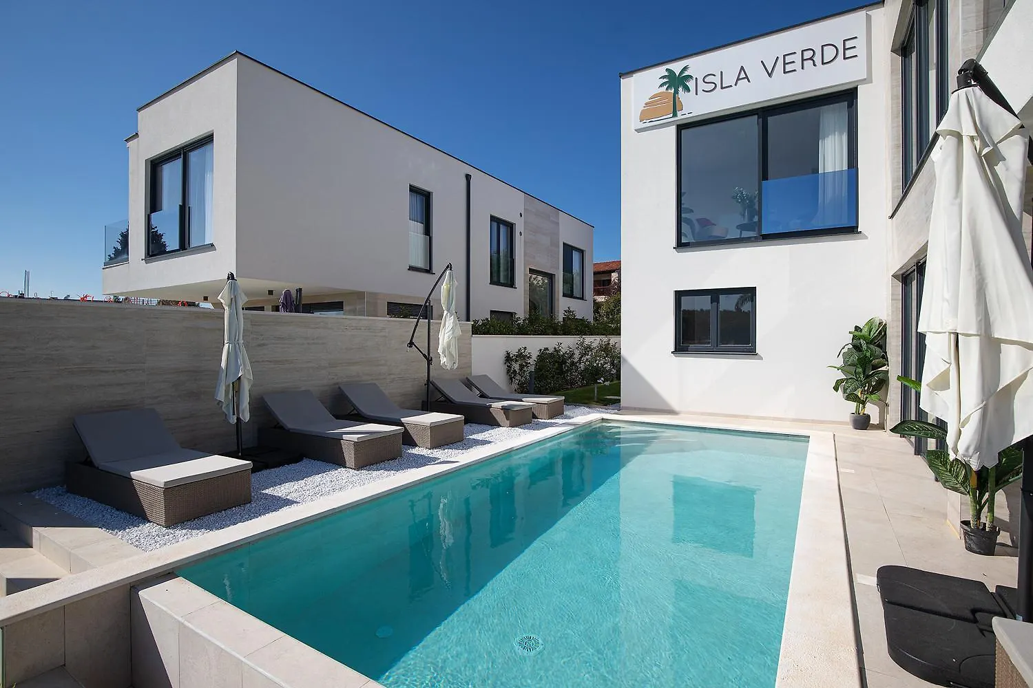 Villa Isla Verde For 10 People With Private Pool & Sauna Only 10 Meters From The Sea Medulin
