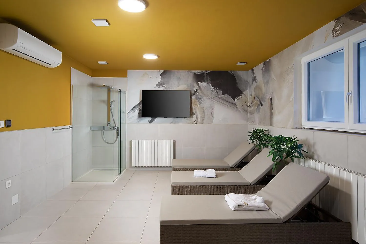 Villa Isla Verde For 10 People With Private Pool & Sauna Only 10 Meters From The Sea Medulin Kroatië